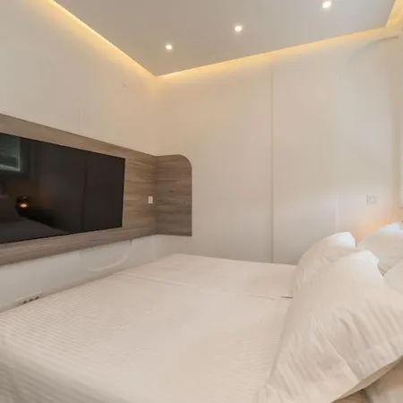 The Signature Suite By Duhomes *