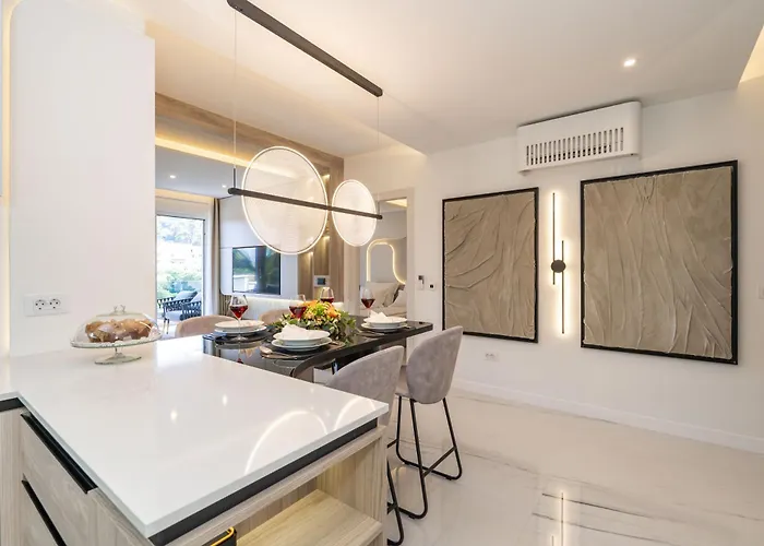 The Signature Suite By Duhomes